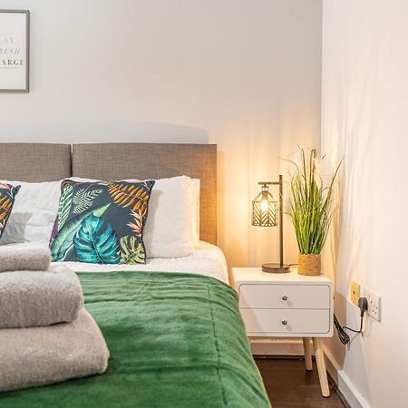 City Centre Flat Ideal For Contractors, Families & Relocators - Disable People Welcome - Free Parking, Fast Wifi, Smart Tv And 2 Bathrooms, 7Min Walk From Train Station! Coventry Kültér fotó