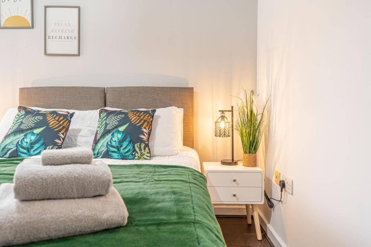 City Centre Flat Ideal For Contractors, Families & Relocators - Disable People Welcome - Free Parking, Fast Wifi, Smart Tv And 2 Bathrooms, 7Min Walk From Train Station! Coventry Kültér fotó