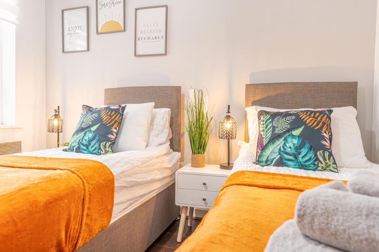 City Centre Flat Ideal For Contractors, Families & Relocators - Disable People Welcome - Free Parking, Fast Wifi, Smart Tv And 2 Bathrooms, 7Min Walk From Train Station! Coventry Kültér fotó