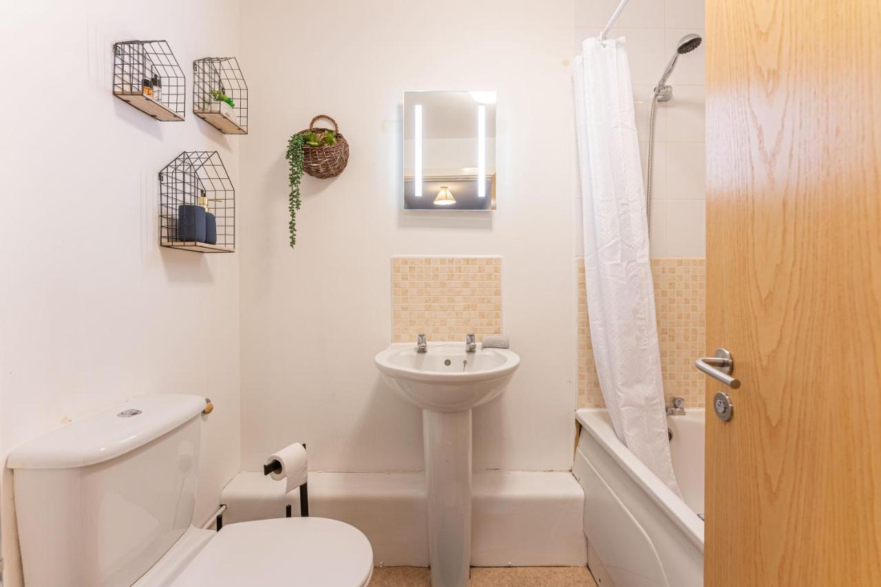 City Centre Flat Ideal For Contractors, Families & Relocators - Disable People Welcome - Free Parking, Fast Wifi, Smart Tv And 2 Bathrooms, 7Min Walk From Train Station! Coventry Kültér fotó